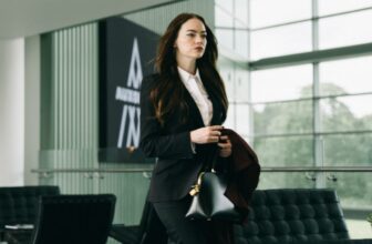 Emma Stone Is Indignant You Would Suppose She Dared to Play Miss Piggy within the New ‘Muppets’ Film